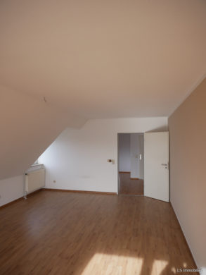 Großzügige 3 Zimmer Wohnung mit Balkon, 26160 Bad Zwischenahn, Dachgeschosswohnung