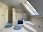 Bad mit Dusche und Wanne - Einfamilienhaus mit Einliegerwohnung in gefragter Lage