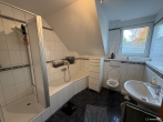 Badezimmer OG - Gepflegte Doppelhaushälfte in Oldenburg-Ofenerdiek mit Ausbaureserve und moderner Heizung